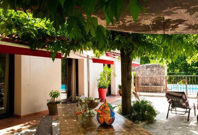 Номер Стандарт Вид на Сад, Logis Des Magnans   Le Murier