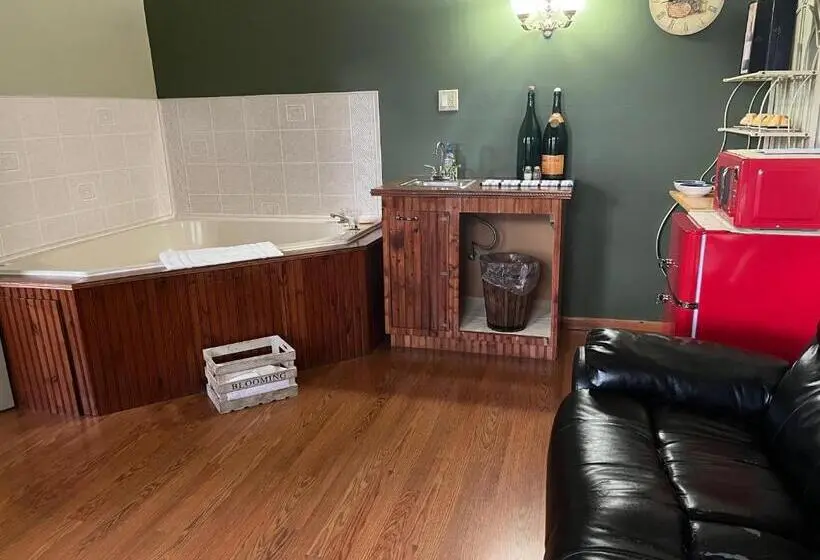 キングサイズベッドのデラックススイート, Vinehurst Inn & Suites