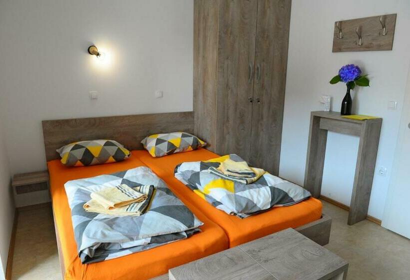 اتاق استاندارد چهارنفره با سرویس بهداشتی مشترک, Hostel Ormož