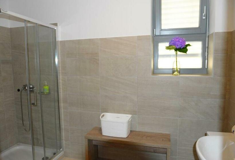 اتاق استاندارد چهارنفره با سرویس بهداشتی مشترک, Hostel Ormož