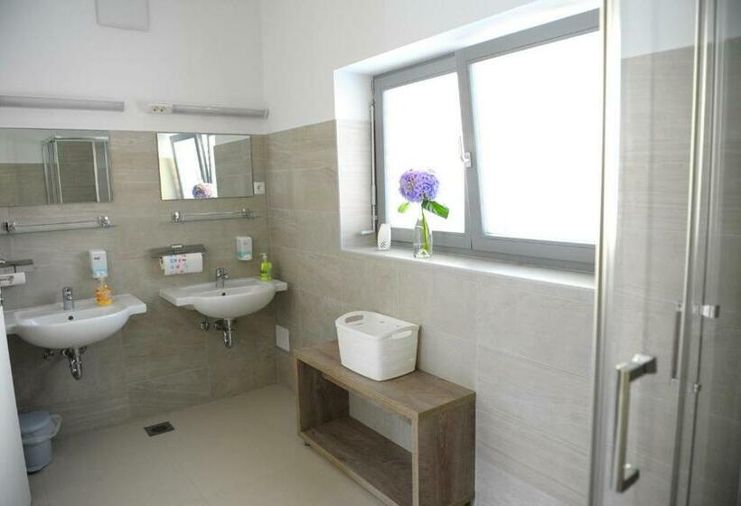 اتاق استاندارد چهارنفره با سرویس بهداشتی مشترک, Hostel Ormož