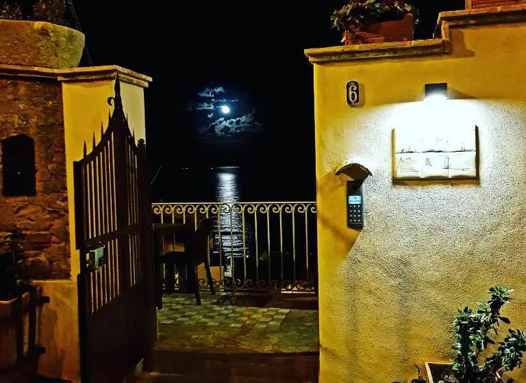 オーシャンビューデラックスルーム, B&b Porta Marina