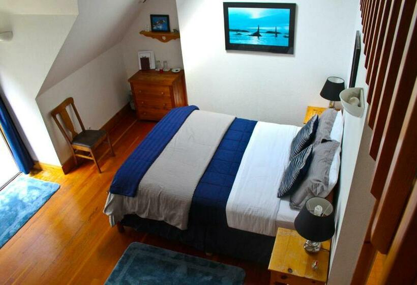 غرفة قياسية مزوَّدة بشُرفة, Lost Whale Inn