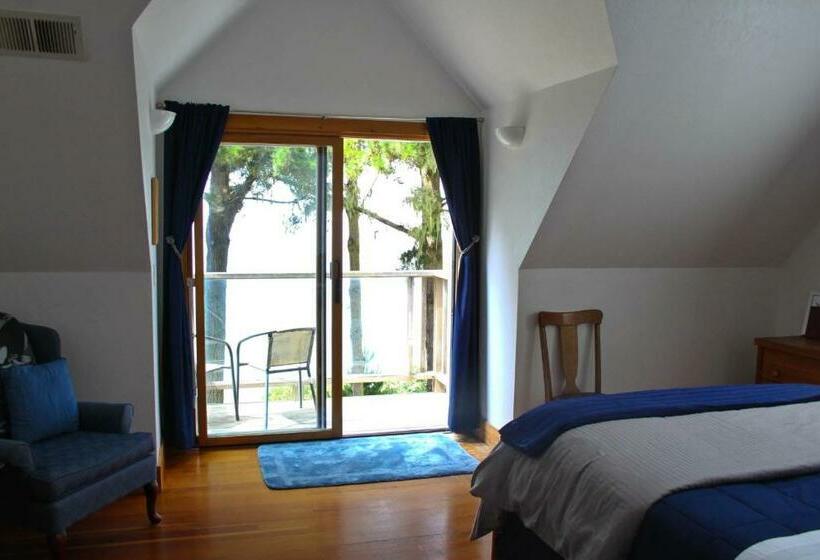 غرفة قياسية مزوَّدة بشُرفة, Lost Whale Inn