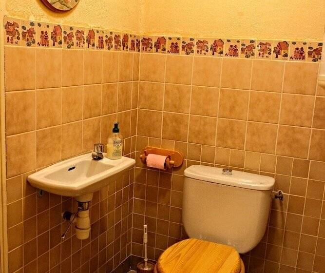 شقة عائلية, The Storyteller Apartment Chateau Le Mur