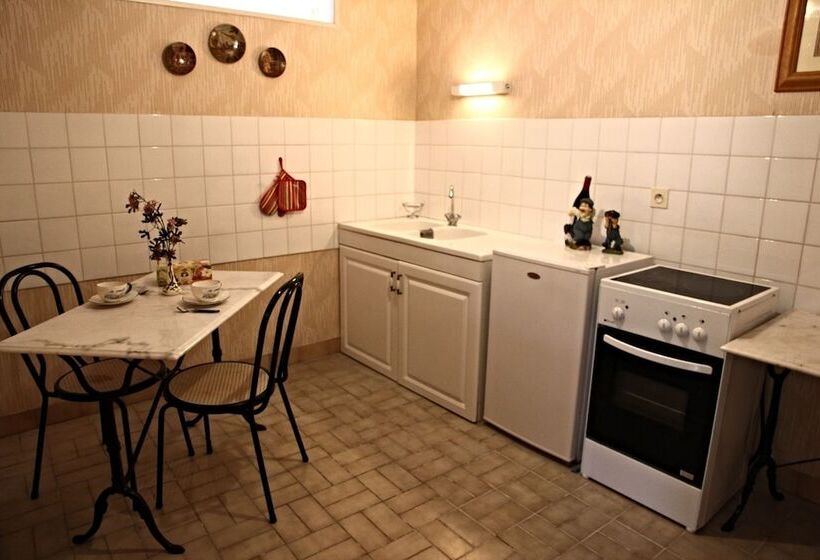 شقة عائلية, The Storyteller Apartment Chateau Le Mur