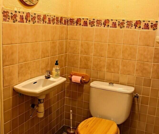 شقة عائلية, The Storyteller Apartment Chateau Le Mur