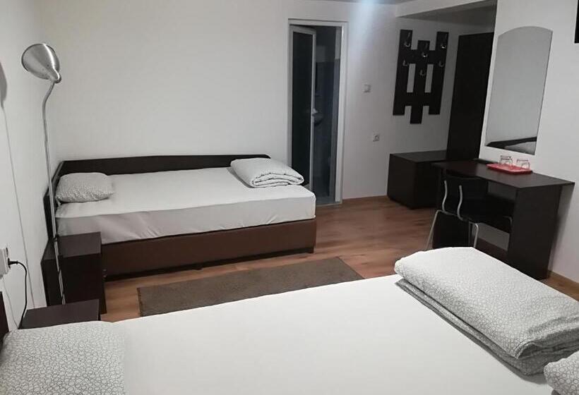 Номер Стандарт Трехместный, Family Hotel May