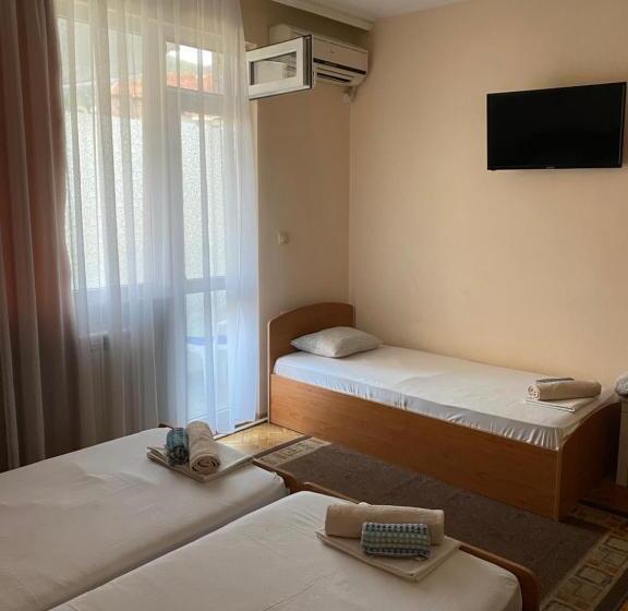 غرفة قياسية ثلاثية, Family Hotel May