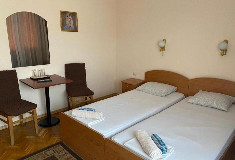 غرفة قياسية ثلاثية, Family Hotel May