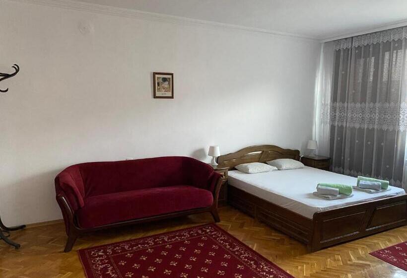 جناح مزوَّد بشرفة, Family Hotel May