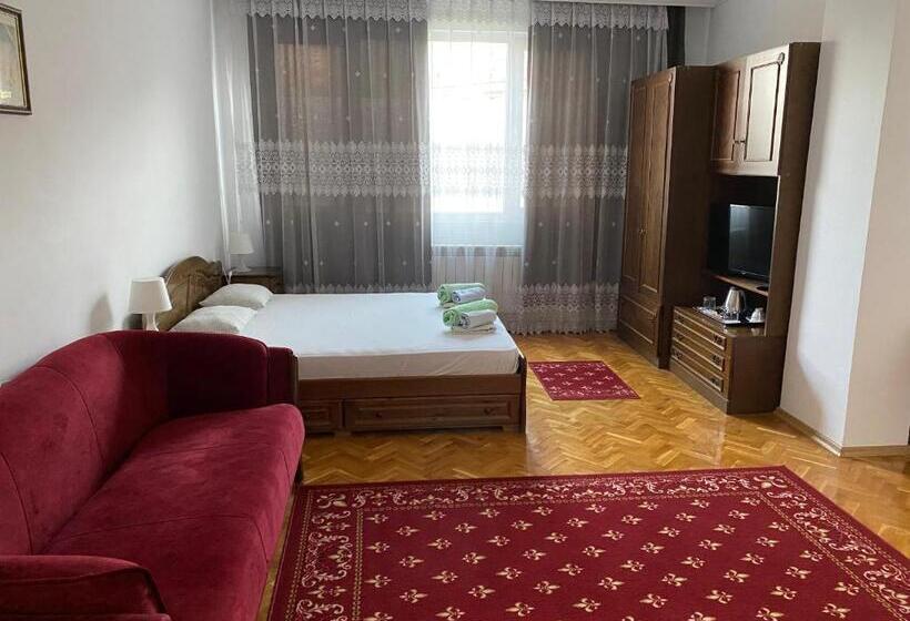 جناح مزوَّد بشرفة, Family Hotel May