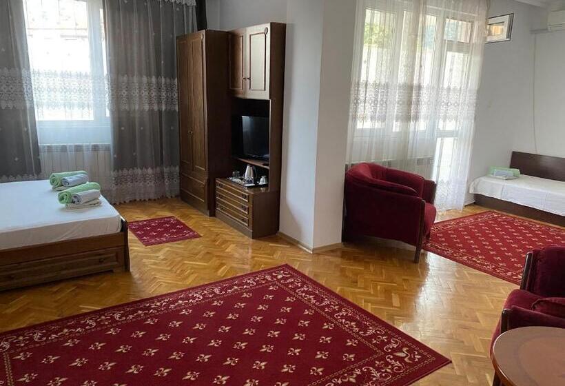 جناح مزوَّد بشرفة, Family Hotel May