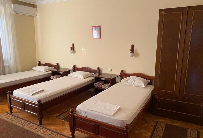 غرفة قياسية ثلاثية, Family Hotel May