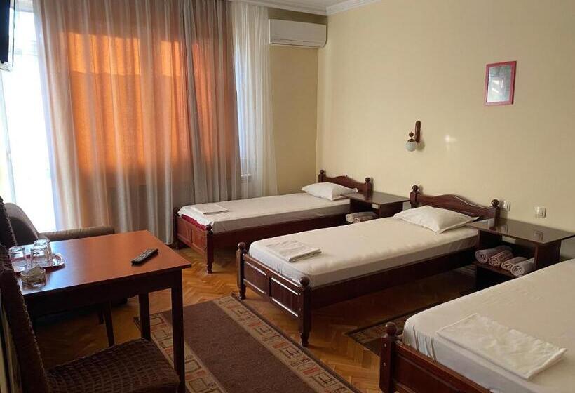 غرفة قياسية ثلاثية, Family Hotel May