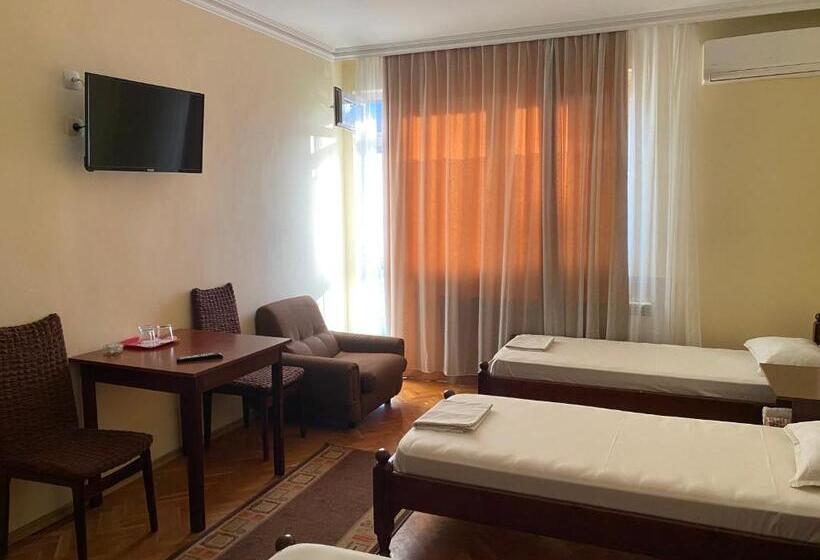 غرفة قياسية ثلاثية, Family Hotel May