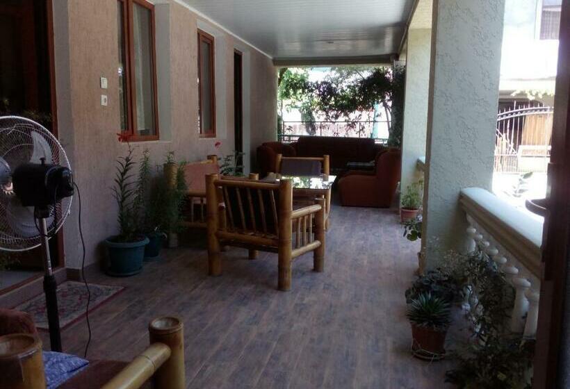 اتاق خانوادگی, Guest House Agmashenebeli 229
