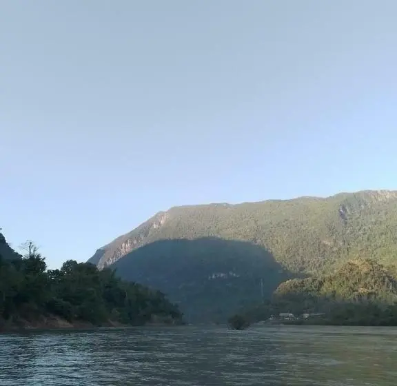 スタンダードバンガロー, Lattanavongsa Guesthouse And Bungalows