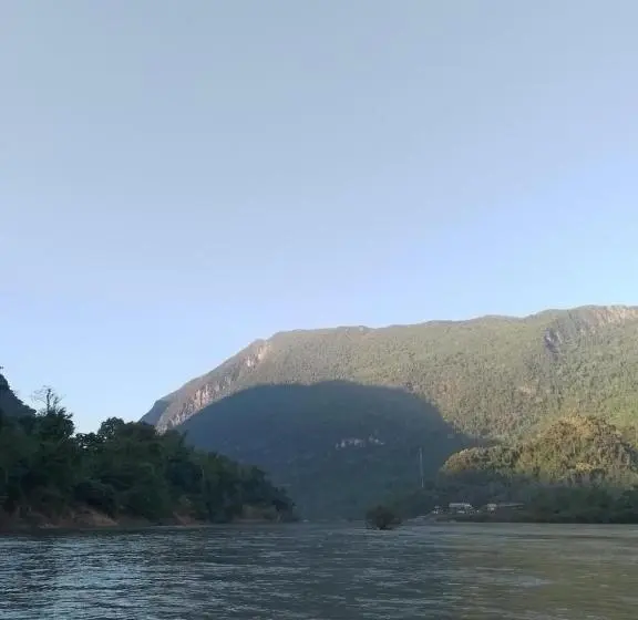 庭の見えるスタンダードトリプルルーム, Lattanavongsa Guesthouse And Bungalows