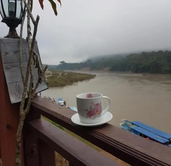 庭の見えるスタンダードトリプルルーム, Lattanavongsa Guesthouse And Bungalows