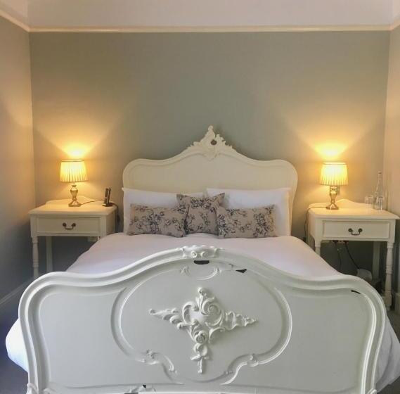 חדר משפחתי, Conyngham Arms Hotel