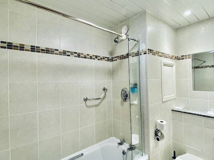 标准三人间, Beresford