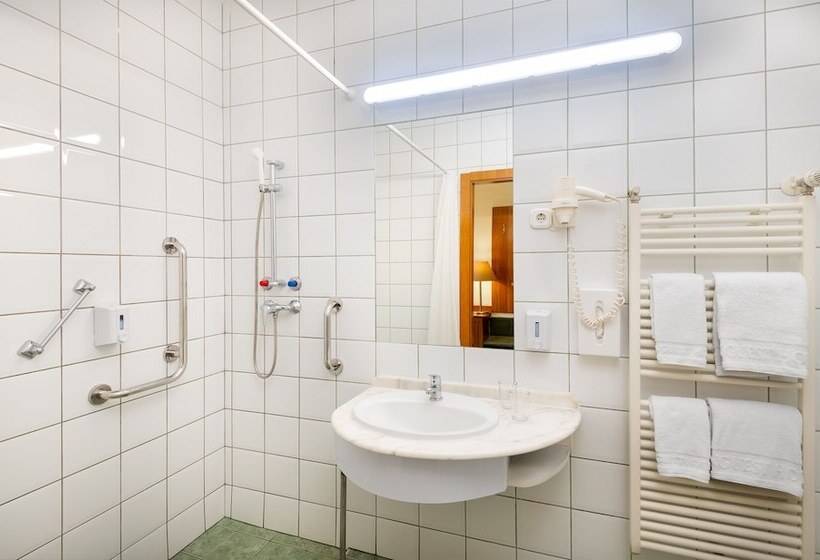 חדר סטנדרט לשלושה, Millennium