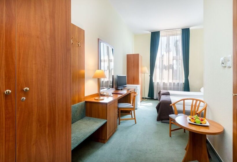 חדר סטנדרט לשלושה, Millennium