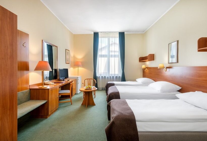 חדר סטנדרט לשלושה, Millennium