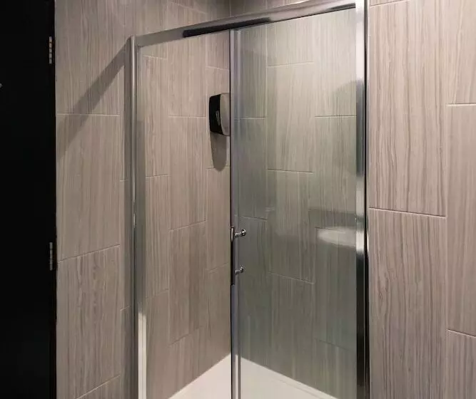 تختخواب در اتاق مشترک, Latroupe Jacobs Inn