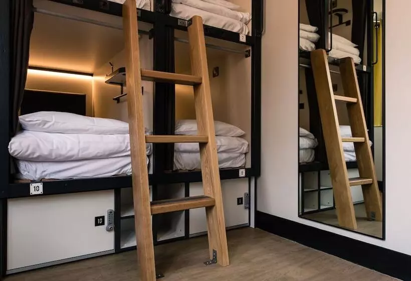 تختخواب در اتاق مشترک, Latroupe Jacobs Inn