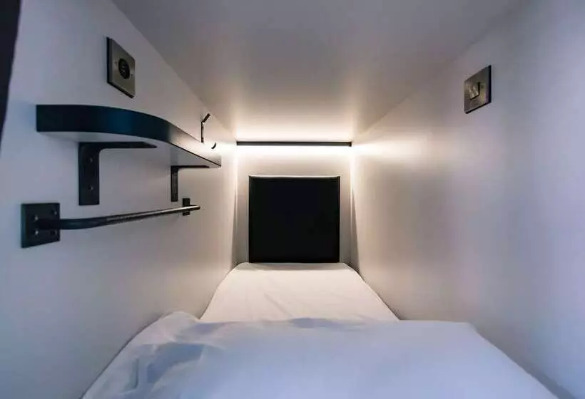 تختخواب در اتاق مشترک, Latroupe Jacobs Inn