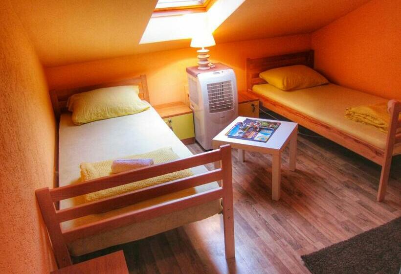 سرير فى غرفة مشتركه, Hostel Taso's House