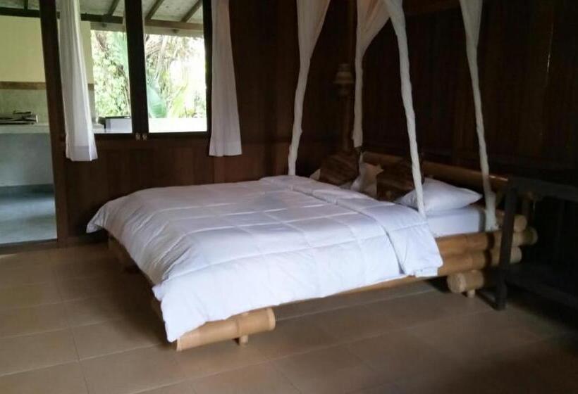 חדר משפחתי נוף לבריכה, Khrisna Hs And Cottages