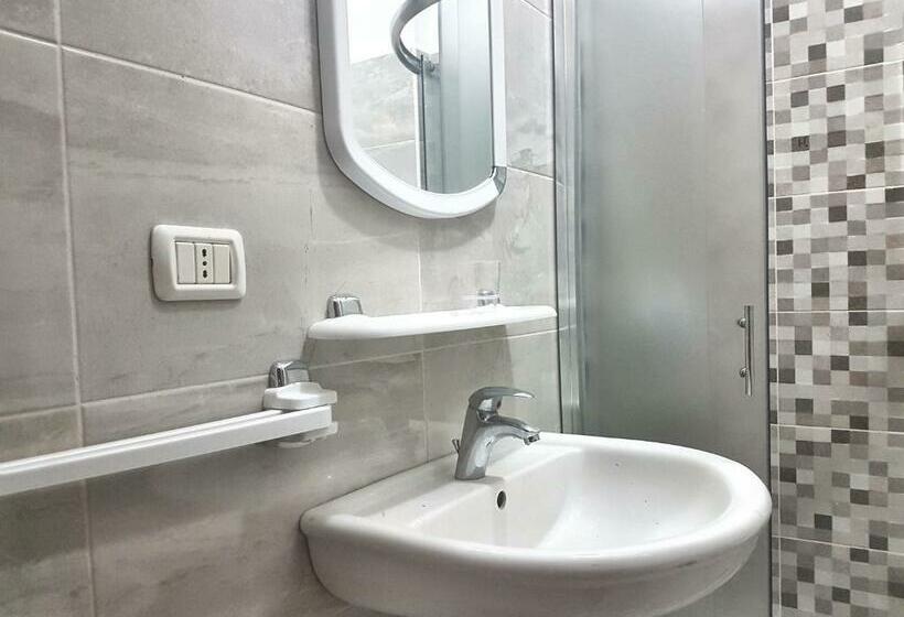 اتاق استاندارد سه نفره, Joel Residence