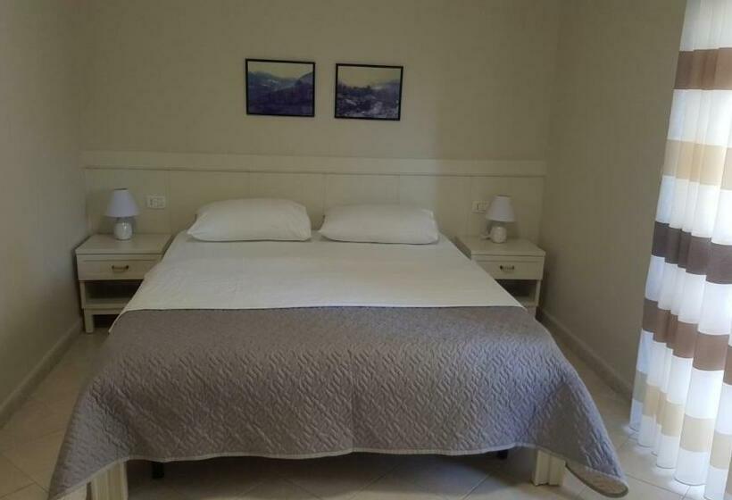 اتاق استاندارد سه نفره, Joel Residence