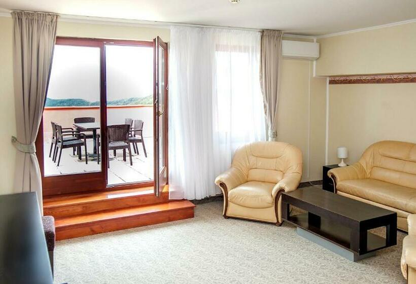 패밀리 스위트, Narád