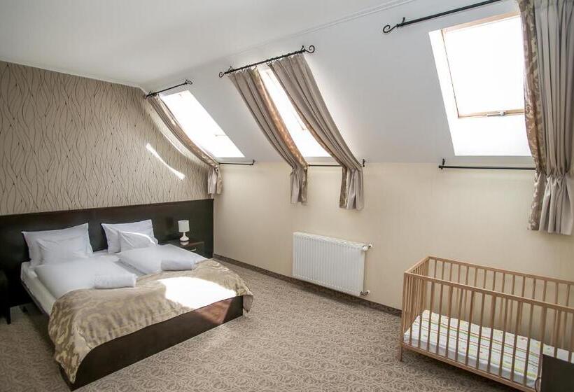 Family Suite, Narád