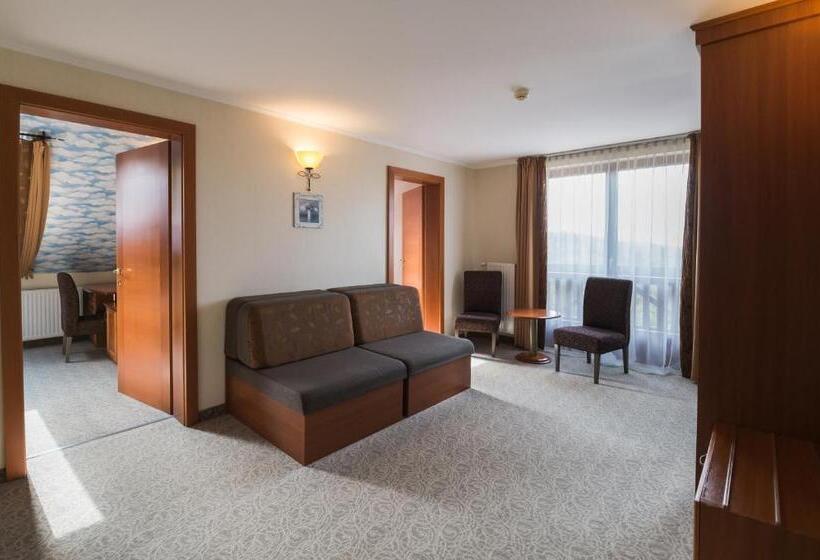 패밀리 스위트, Narád