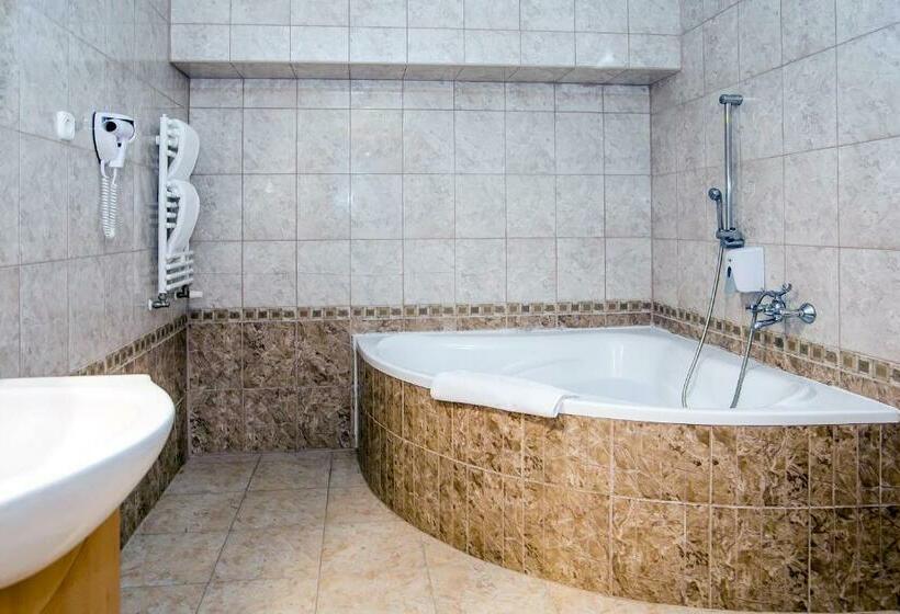 패밀리 스위트, Narád