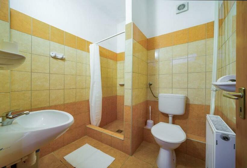 غرفة عائلية, Lipicai Hotel és étterem