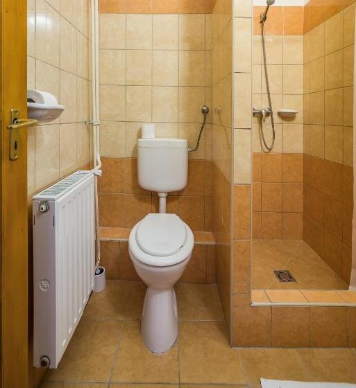 غرفة عائلية, Lipicai Hotel és étterem