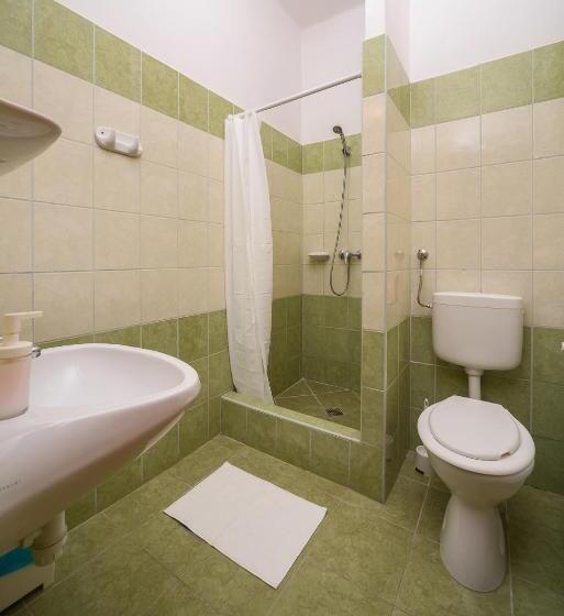 家庭间, Lipicai Hotel és étterem