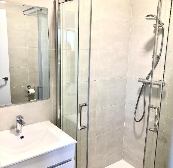 غرفة عائلية, Somo Surfskate Hostel