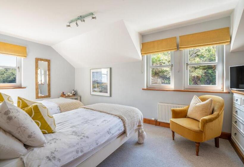 غرفة قياسية, Killoran House