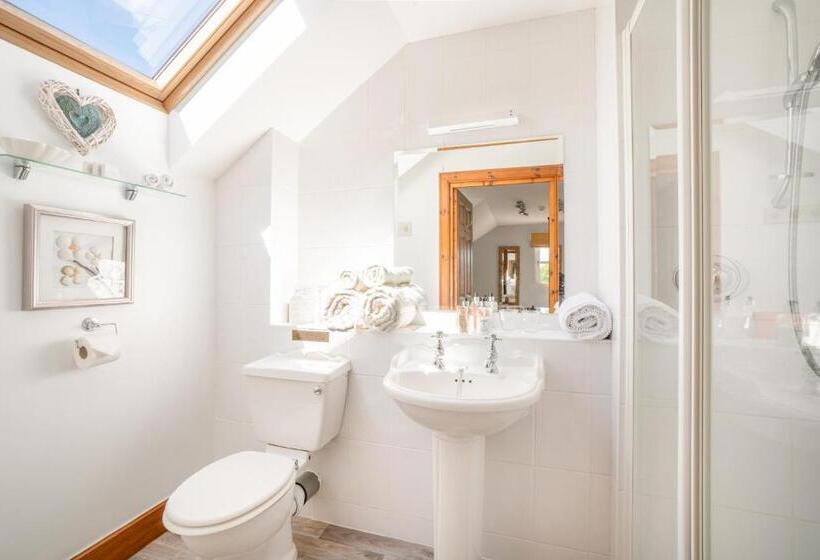 غرفة قياسية, Killoran House