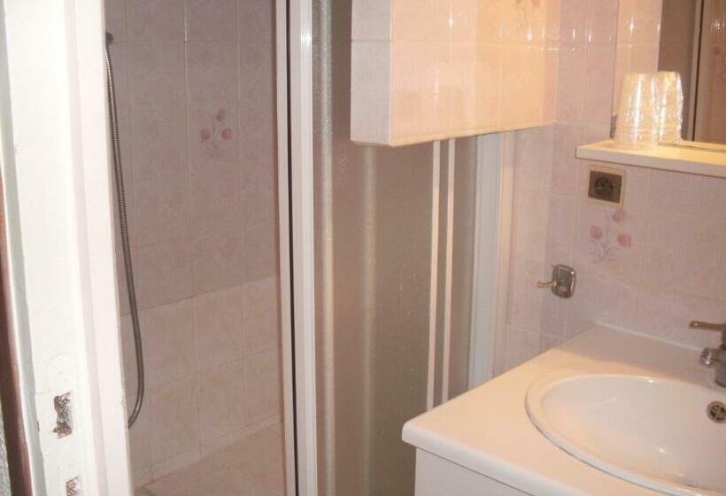 חדר משפחתי, Domaine Saint Hilaire