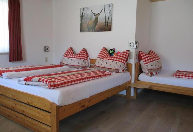 חדר סטנדרט לשלושה, Adlerhorst