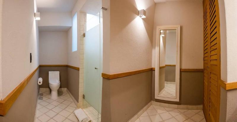 带大床的豪华间, La Quinta Inn By Wyndham Moline Airport