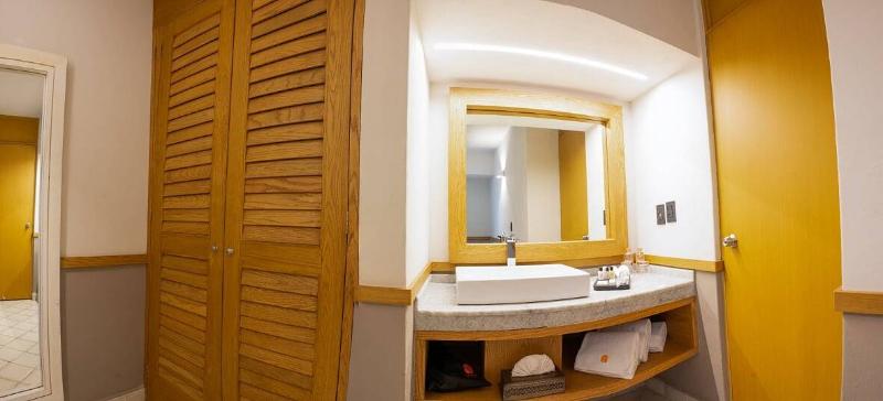 带大床的豪华间, La Quinta Inn By Wyndham Moline Airport